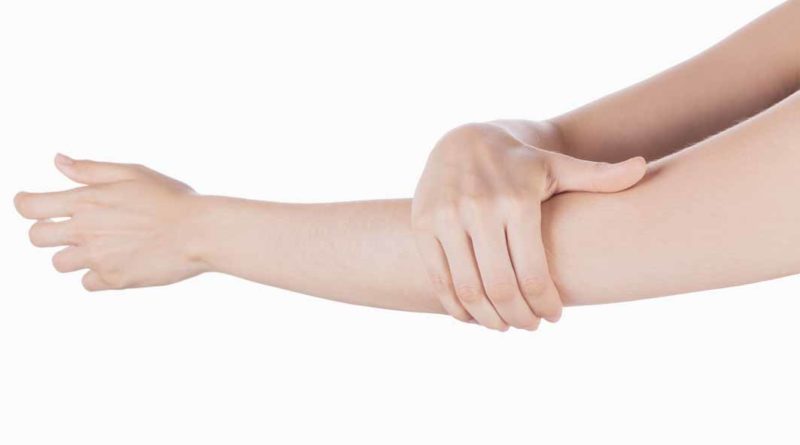 Formicolio, dolore e gonfiore al braccio: può essere colpa del pettorale